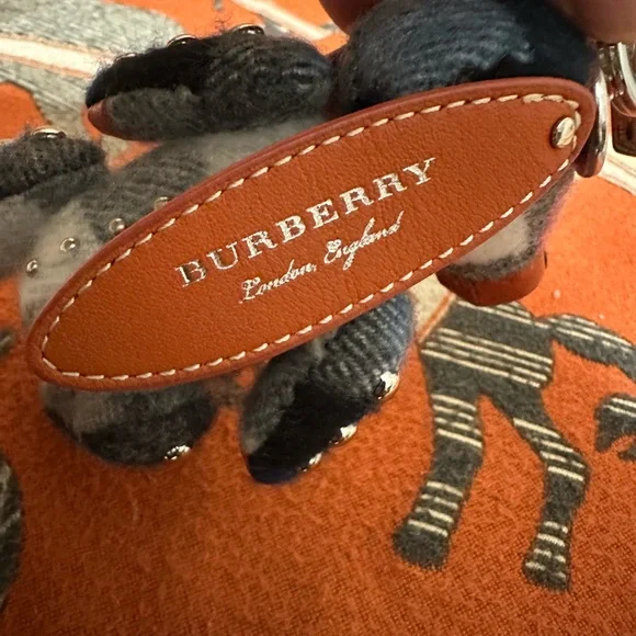 BURBERRY ❤️🌟 SANDRA THE BASSET HOUND BAG CHARM/KEYCHAIN⭐️ - Picture 8 of 8